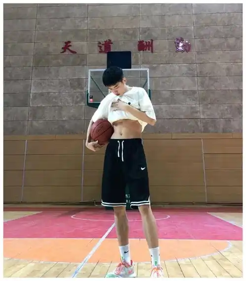 190cm的00后篮球体育生,球场上的身姿太撩人
