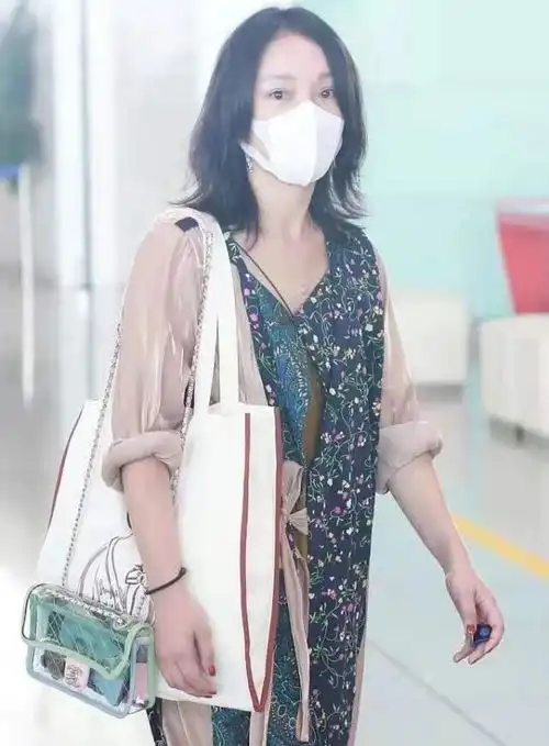 周迅气质真的绝了,穿大妈碎花连衣裙素颜走机场,难挡巨星范
