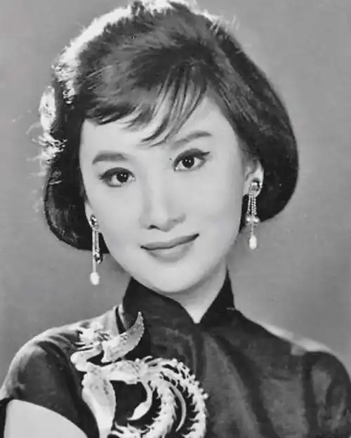 金庸为娶小三抛弃相伴23年妻子,三段婚姻妻子美若天仙

