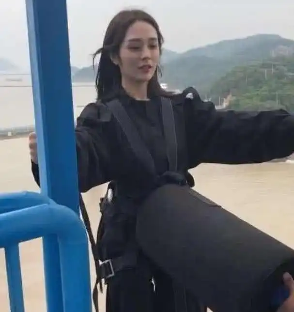 佛系女孩蹦极走红,意外撞脸各路女星,网友最贵的脸

