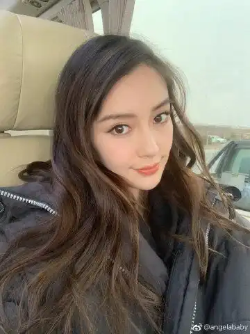 杨颖素颜登山拜佛为小海绵祈福,停路边拍花与老大爷合影超少女
