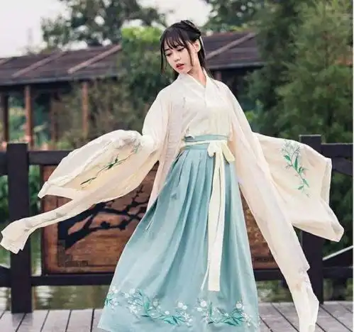 女大学生掀起汉服热,以复兴汉服为己任,网友跟风而已
