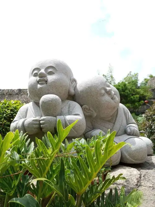 青莲寺里的禅意石雕小和尚头像太可爱了

