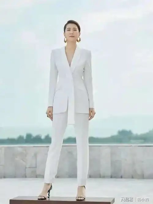 袁咏仪穿得越佛系越高级,卫衣配凉拖鞋个性时髦,气场无敌了
