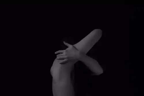 日本女摄影师镜头下的佛系摄影,清心寡欲的少女人体优雅
