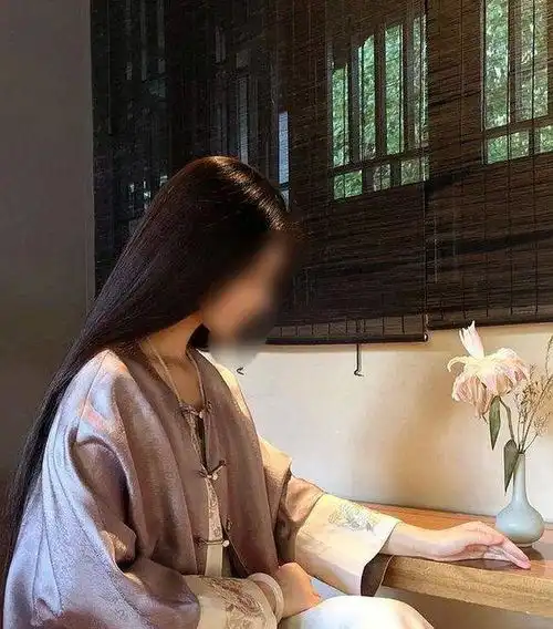 假名媛变佛媛炫富到佛祖前,看似清心寡欲,心里却都是生意经
