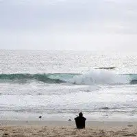 求一个男生坐在海边看海的伤感头像
