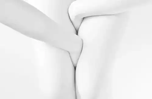 日本女摄影师镜头下的佛系摄影,清心寡欲的少女人体优雅
