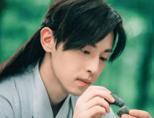 邓伦低调现身上海处理相关事宜,行程低调,表情悲伤没了往日风彩
