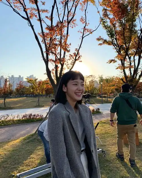 韩国首位青龙视后,这位淡颜系女演员越看越美
