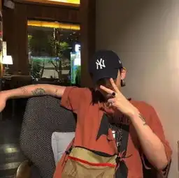 因为深爱过,所以要保持距离...
