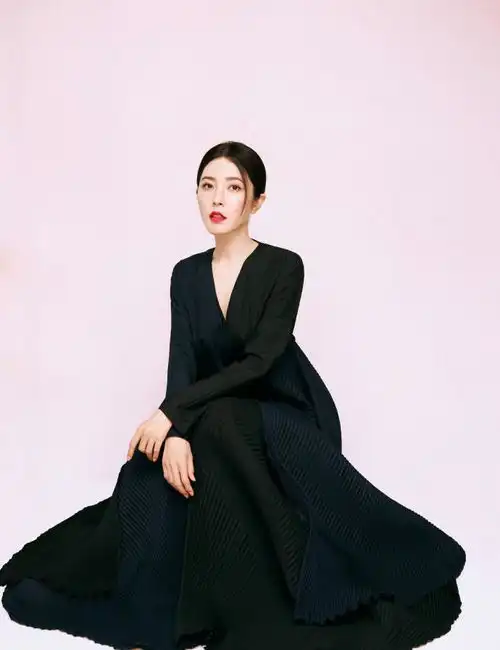 曾黎又佛系了,小黑裙宽松似孕妇装也敢穿出门,姐仍惊艳全场
