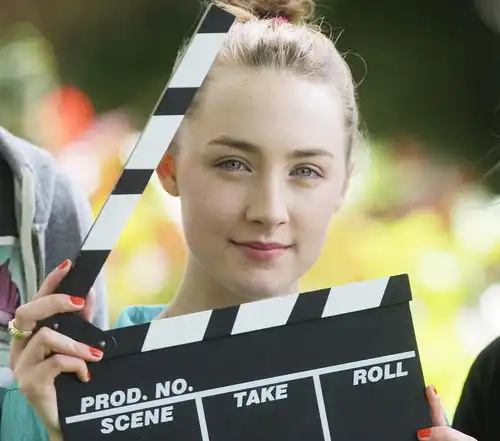 西尔莎罗南saoirseronan图片
