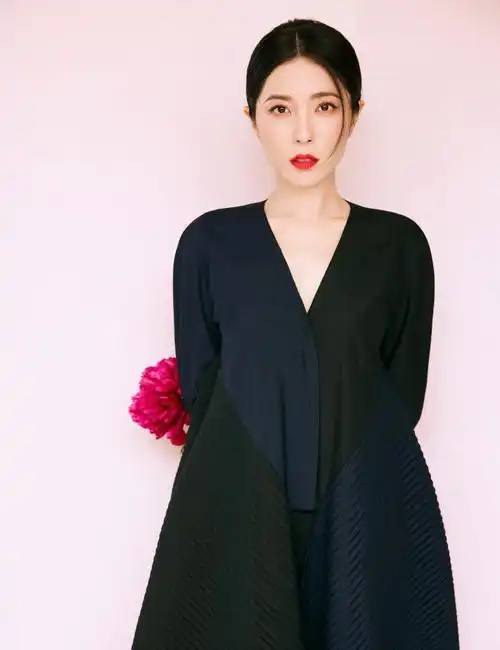 曾黎又佛系了,小黑裙宽松似孕妇装也敢穿出门,姐仍惊艳全场
