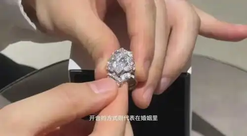 太壕了网红张凯毅被求婚,男友送4斤黄金凤冠,超大钻戒亮瞎眼
