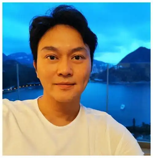 张智霖儿子眯眯眼疑似歧视,引争议网友批评不当教养
