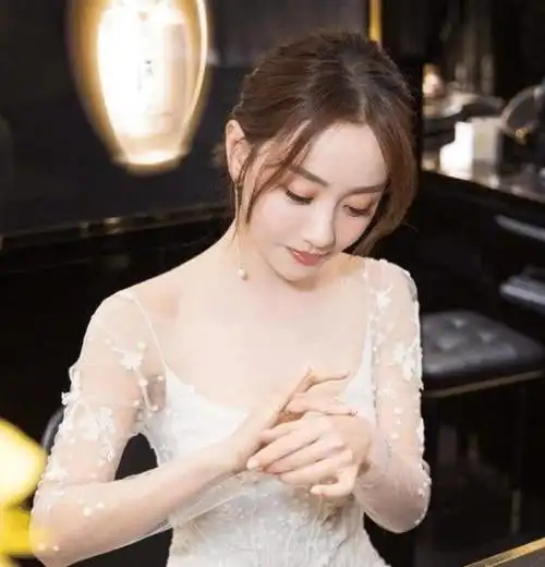 她是娱乐圈最佛系女星,一年仅拍两部戏,但却没人说她耍大牌
