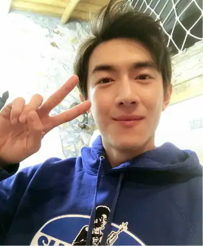 林更新的粉丝大概是最见不得爱豆耍帅的,每次最先拆台的就是他们
