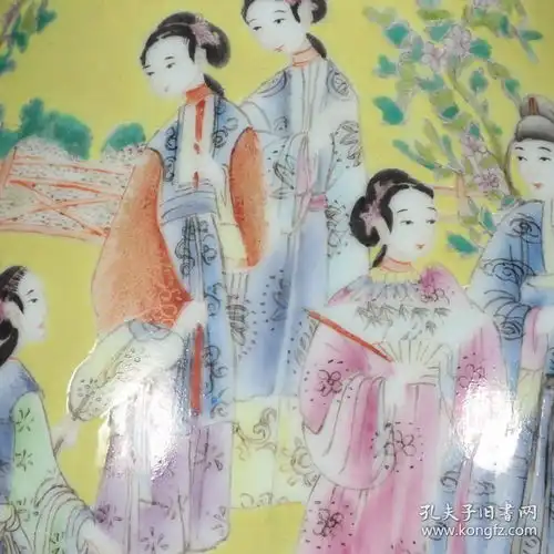 大清乾隆年制粉彩黄地描金缠枝莲仕女观音尊尺寸高30cm口径11.6cm底径10.6cm
