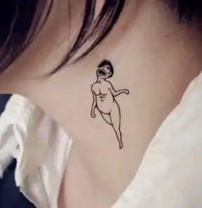 你见过哪些漂亮的女孩纹了一个搞笑的纹身
