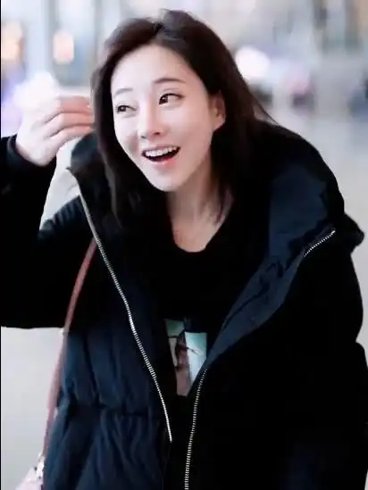 佛系少女冯提莫现身机场,素颜都这么美,真不愧是气质女神
