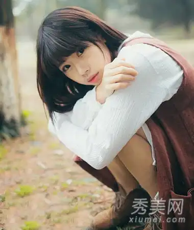 初夏的清新发型是选择和修复短卷发的最流行时尚
