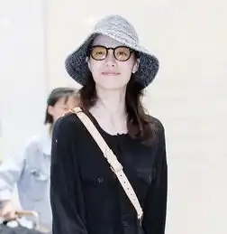 钟楚曦着长布裙走起佛系路线戴渔夫帽淡妆秀发光美肌
