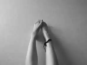 美日本女摄影师镜头下的佛系摄影,清心寡欲的少女人体优雅
