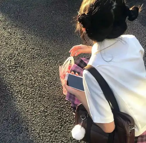 白色系的女生头像来咯哦
