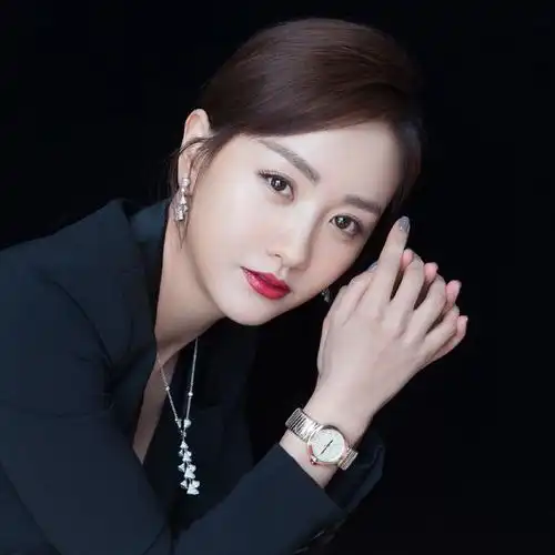 杨蓉原来这么瘦啊不穿马甲不知道,窄肩长腿太迷人了
