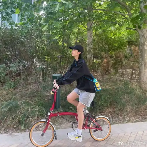 50的人穿衣不好看都是因为发型啊啊啊啊
