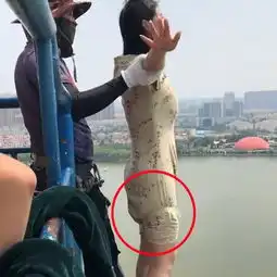 美女穿裙子玩蹦极,后面游客等着看好戏,真相难以想象
