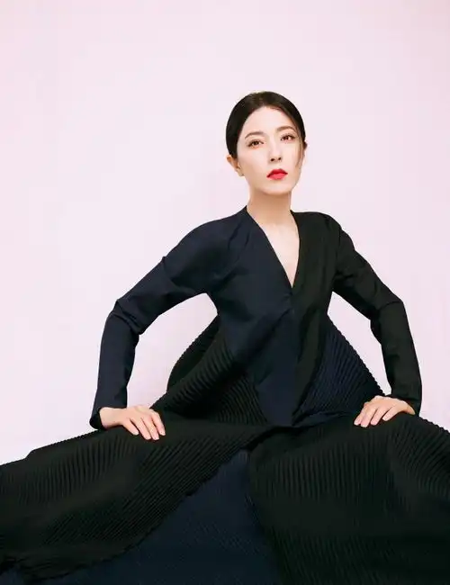 曾黎又佛系了,小黑裙宽松似孕妇装也敢穿出门,姐仍惊艳全场
