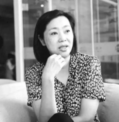梁艳女排唯一的五冠王,退役后经商身家过亿,女儿是清华博士
