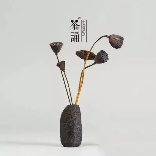 禅意花器正好搭配佛系的家,5块钱的粗陶杯子也能达到效果
