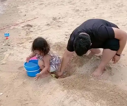 佛系爸爸带女儿玩沙子,亲手给女儿挖坑,网友是亲爹吗
