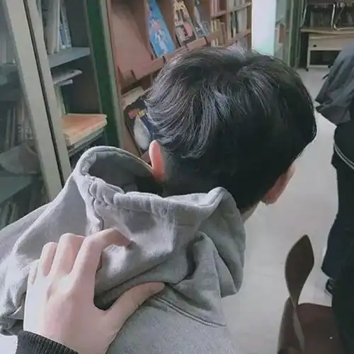 听说睡觉手机放枕头旁边有辐射
