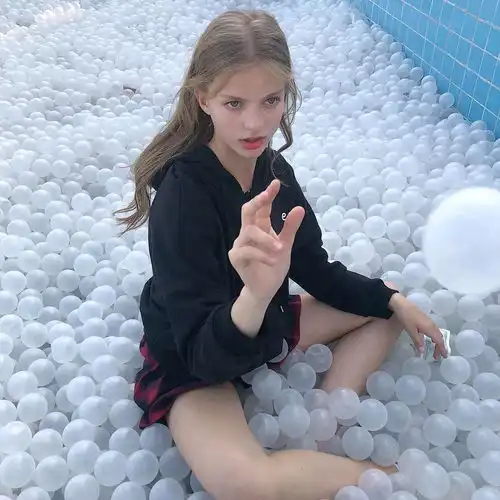 成长就是妥协和坚持的两难小清新佛系时尚欧美女生头像
