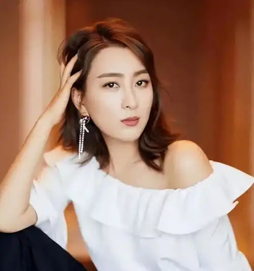 坐右圈女炮王被网友称为佛系娱乐圈的集邮女王马
