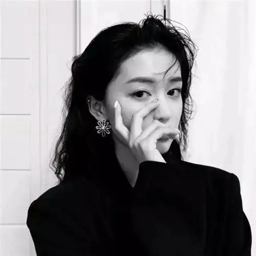 黑白超拽女生头像,今日正月初四给大家分享
