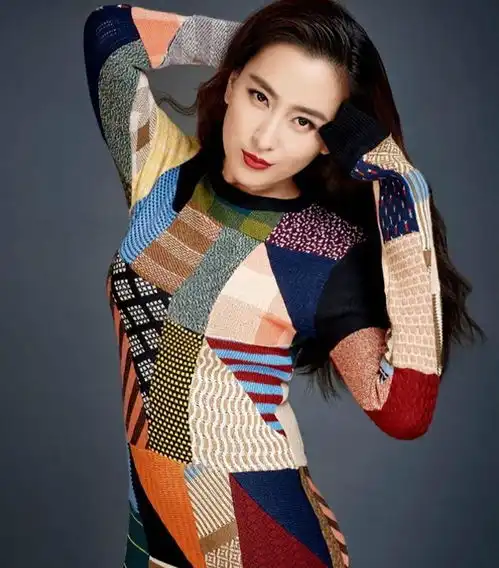 坐右圈女炮王被网友称为佛系娱乐圈的集邮女王马

