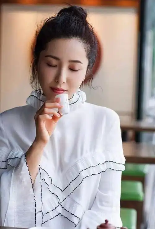 佛系女神曾黎,43岁气质容貌依旧,曾是中戏校花
