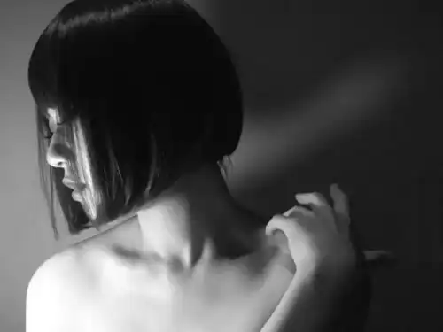 美日本女摄影师镜头下的佛系摄影,清心寡欲的少女人体优雅
