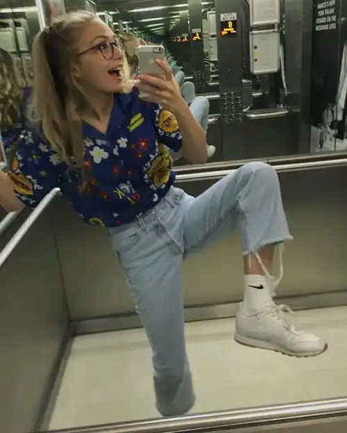 成长就是妥协和坚持的两难小清新佛系时尚欧美女生头像
