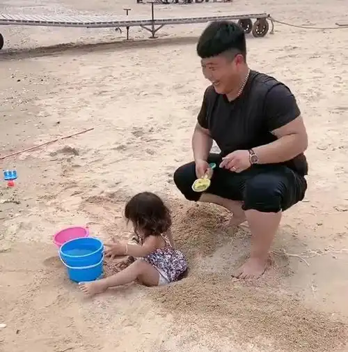 佛系爸爸带女儿玩沙子,亲手给女儿挖坑,网友是亲爹吗
